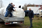 Freude &uuml;ber die Futterlieferung des B&uuml;rgermeisters Grimm (Foto: Stadtverwaltung Sondershausen)
