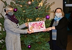 &Uuml;bergabe Weihnachtswunsch von der Pr&auml;sidentin des Rotary Clubs (Foto: Eva Maria Wiegand)