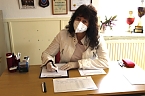Gesine Adler (Sachbearbeiterin f&uuml;r Finanzen) bei der Arbeit in der Abstrichstelle in Berka (Foto: Eva Maria Wiegand)