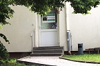 Eingang auf der R&uuml;ckseite des Kindergartens in Gro&szlig;furra, M&uuml;hlgasse 1 (Foto: Eva Maria Wiegand)