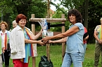 Ein Gru&szlig; von B&uuml;rgermeister Matthias Strejc  &uuml;berreicht von Petra Jedicke vom Umweltamt der Stadt Bad Frankenhausen (li) an Annelie Ihling , Vorsitzende des Frankenh&auml;user Frauenchors (Foto: Eva Maria Wiegand)