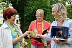 v.l. Annelie Ihling, Vorstandsvorsitzende Frankenh&auml;user Frauenchor; Silke Kastner von Geschenkeladen "Kastner w&uuml;nschen und schenken". (Foto: Eva Maria Wiegand)