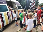 Kinder der Staatlichen Grundschule Hohenebra freuen sich &uuml;ber eine k&uuml;hlende Erfrischung (Foto: Staatlichen Grundschule Hohenebra)