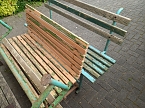Bild: Sch&uuml;lerinnen und Sch&uuml;ler der TSG Oldisleben gestalten alte B&auml;nke mit viel Phantasie und Farbe neu (Foto: TSG Oldisleben)