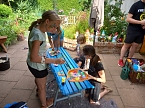 Bild: Sch&uuml;lerinnen und Sch&uuml;ler der TSG Oldisleben gestalten alte B&auml;nke mit viel Phantasie und Farbe neu (Foto: TSG Oldisleben)