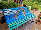 Bild: Sch&uuml;lerinnen und Sch&uuml;ler der TSG Oldisleben gestalten alte B&auml;nke mit viel Phantasie und Farbe neu (Foto: TSG Oldisleben)