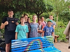 Bild: Sch&uuml;lerinnen und Sch&uuml;ler der TSG Oldisleben gestalten alte B&auml;nke mit viel Phantasie und Farbe neu (Foto: TSG Oldisleben)