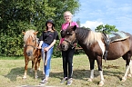 v.l. Angelina und Clarissa mit den Ponys auf dem Fest des BSV (Foto: Eva Maria Wiegand)