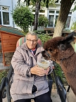 Frau Bl&auml;ttermann hat Spa&szlig; beim F&uuml;ttern des Alpakas (Foto: AWO Sondershausen)