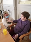 Kuschelstunde in Pflegeheim Schloss Sophie von K&uuml;hn (Foto: Novalis Diakonieverein )