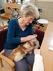 Kuschelstunde in Pflegeheim Schloss Sophie von K&uuml;hn (Foto: Novalis Diakonieverein )