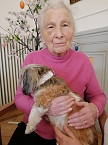 Kuschelstunde in Pflegeheim Schloss Sophie von K&uuml;hn (Foto: Novalis Diakonieverein )