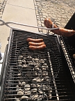 Bild: Leckere Bratwurst wurde f&uuml;r die Besucher des Museumstages angeboten (Foto: "F&ouml;rderkreis Schloss und Museum e. V. Sondershausen")
