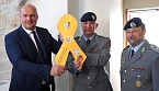 v.l. B&uuml;rgermeister Steffen Grimm; Oberstleutnant Faul; Stabsfeldwebel Spengler (Foto: Stadtverwaltung Sondershausen)