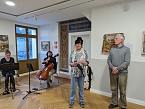 Nach der musikalischen Er&ouml;ffnung durch Maxi und Sebastian Hennemann, stellte Tura Jursa (Mitte) den Besuchern ihre Holzschnitzwerke vor. (Foto: Janine Skara)
