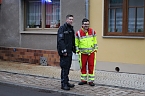 Nach dem erfolgreichen Einsatz bei einem Wohnungsbrand in Greu&szlig;en/ Neustadt sind die Azubis der Polizei und des Rettungsdienstes sichtlich erleichtert (Foto: S. Dietzel)