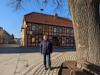 Bild: Steffen Kellermann ist seit 4 Jahren Ortsteilb&uuml;rgermeister in Berka und sch&auml;tzt den Zusammenhalt unter den Einwohnern. Hier vor dem Dorfkrug in Berka (Foto: Janine Skara)
