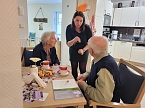 Eine H&ouml;rger&auml;te-Akustikerin ber&auml;t die Besucher der Tagespflege Barbarossagarten &uuml;ber "Das H&ouml;ren" (Foto: Tagespflege Barbarossagarten)