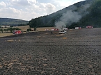 Auto setzt Stoppelfeld bei Seega in Brand  (Foto: Feuerwehr/ Silvio Dietzel)