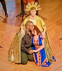 Bild: Beeindruckene Schlussszene in der Opernerz&auml;hlung "AIDA" im Achteckhaus Sondershausen. li. Tenor Marvin Scott (Rolle: Radames); re. Carla Antunes (Rolle: Aida); m.h. Irene Lopez Ross (T&auml;nzerin) (Foto: Eva Maria Wiegand)