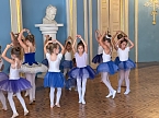 Die Tänzer und Tänzerinnen im Blauen Saal in Sondershausen (Foto: Tanzstudio Radeva) Die Tänzer und Tänzerinnen im Blauen Saal in Sondershausen (Foto: Tanzstudio Radeva)