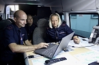 Freiwillige Feuerwehr Hachelbich bei einer Drohnensimulation in Greu&szlig;en.v.li.n.re. Wehrleiter Christian Engel,  Oberbrandmeisterin Julia Noffke-Engel, Kollegin (Foto: Eva Maria Wiegand)