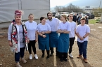 Bild: Sch&uuml;lerinnen und Sch&uuml;ler des SBZ Kyffh&auml;userkreis, mit ihrer Lehrerin Frau Melzer, sorgten f&uuml;r leckere Canapees und Getr&auml;nke beim Richtfest f&uuml;r den Berufsschulen-Campus in Sondershausen (Foto: Eva Maria Wiegand)