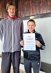 DLRG Ehrenurkunde Verdienstzeichen in Bronze f&uuml;r Logan (re.); Felix (li.) (Foto: Peter Ke&szlig;ler)