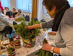 Basteln in der Vorweihnachtszeit beim SEniorentreff in Himmelsberg (Foto:  Yvonne Koch / Christina Wipperling)