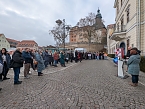Zahlreiche B&uuml;rgerinnen und B&uuml;rger waren der Einladung zum Aktionstag gegen h&auml;usliche Gewalt vor das Landratsamt in Sondershausen gefolgt. (Foto: Janine Skara)