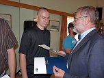 Zeugnisse übergeben (Foto: Karl-Heinz Herrmann) Zeugnisse übergeben (Foto: Karl-Heinz Herrmann)