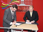 Vertrag besiegelt (Foto: Karl-Heinz Herrmann)
