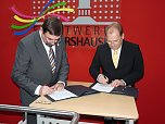 Vertrag besiegelt (Foto: Karl-Heinz Herrmann)