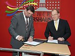 Vertrag besiegelt (Foto: Karl-Heinz Herrmann)