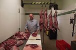  Fleischermeister Jens Cotta in Aktion. 75 St&uuml;ck Rehwild blieben bei der Dr&uuml;ckjagd am vergangene Wochenende auf der Strecke. Ist die Decke abgezogen, geht es an die Zerlegung. (Foto: K. Frank)