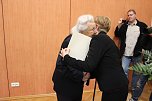 Ehrengabe &uuml;berreicht (Foto: Karl-Heinz Herrmann)