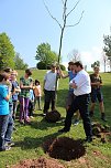 Zum Fest einen Baum gepflanzt (Foto: Karl-Heinz Herrmann) Zum Fest einen Baum gepflanzt (Foto: Karl-Heinz Herrmann)