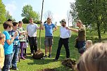 Zum Fest einen Baum gepflanzt (Foto: Karl-Heinz Herrmann) Zum Fest einen Baum gepflanzt (Foto: Karl-Heinz Herrmann)