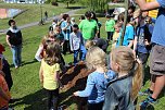 Zum Fest einen Baum gepflanzt (Foto: Karl-Heinz Herrmann) Zum Fest einen Baum gepflanzt (Foto: Karl-Heinz Herrmann)