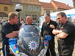 Motorradpolizisten der Autobahnpolizei im Gespräch mit Bikern (Foto: LPD) Motorradpolizisten der Autobahnpolizei im Gespräch mit Bikern (Foto: LPD)