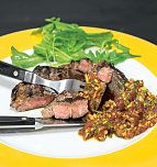 Scharf: Der sehr fein gehackte frische Ingwer bringt eine sommerlich-frische Sch&auml;rfe in die Salsa zu dem medium gegarten Grillsteak, die man sonst eher milden Chilis zutrauen w&uuml;rde. (Foto: Stiftung Warentest)