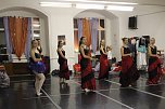 Die Eleven des Tanzstudios Radeva &uuml;ben die "Schneek&ouml;nigin" ein (Foto: Angelo Glashagel)