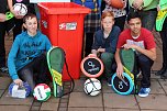 Spiele-Tonne &uuml;bergeben (Foto: Karl-Heinz Herrmann)