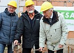 Grundsteinlegung für neues Wohn- und Geschäftshaus (Foto: Karl-Heinz Herrmann) Grundsteinlegung für neues Wohn- und Geschäftshaus (Foto: Karl-Heinz Herrmann)