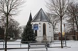 Auf Schnee musste der Weihnachtsmarkt rund um die Sangerhäuser Marienkirche warten - bis heute. Nun ist er da, dafür ist der Weihnachtsmann weg. (Foto: Jochen Miche) Auf Schnee musste der Weihnachtsmarkt rund um die Sangerhäuser Marienkirche warten - bis heute. Nun ist er da, dafür ist der Weihnachtsmann weg. (Foto: Jochen Miche)