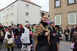 N&auml;rrinnen und Narren ziehen durch die Stadt (2) (Foto: Karl-Heinz Herrmann)