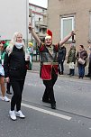 N&auml;rrinnen und Narren ziehen durch die Stadt (2) (Foto: Karl-Heinz Herrmann)