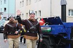 N&auml;rrinnen und Narren ziehen durch die Stadt (2) (Foto: Karl-Heinz Herrmann)