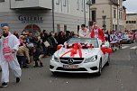N&auml;rrinnen und Narren ziehen durch die Stadt (2) (Foto: Karl-Heinz Herrmann)