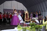 Krönung und Ansprache der neuen Fliederkönigin (Foto: Karl-Heinz Herrmann) Krönung und Ansprache der neuen Fliederkönigin (Foto: Karl-Heinz Herrmann)